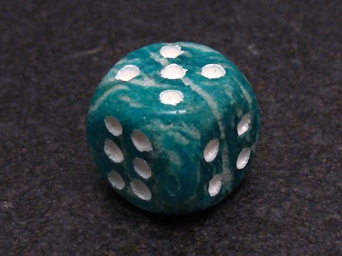 Steinwürfel aus Achat in Grün und Grau, handgefertigt von Juwelier Harnisch, als Glücksbringer konzipiert, ideal für dekorative Zwecke und spirituelle Anwendungen.