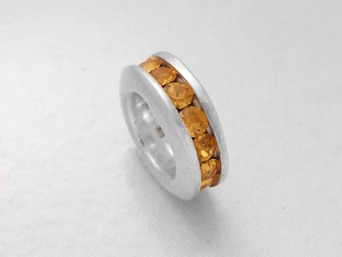 Memorie Taufring 925 Silber mit champagnerfarbenem Glücksanhänger aus Juwelier Harnisch, elegantes Design, mit funkelnden Steinen, ideal als persönliches Geschenk zur Erinnerung.
