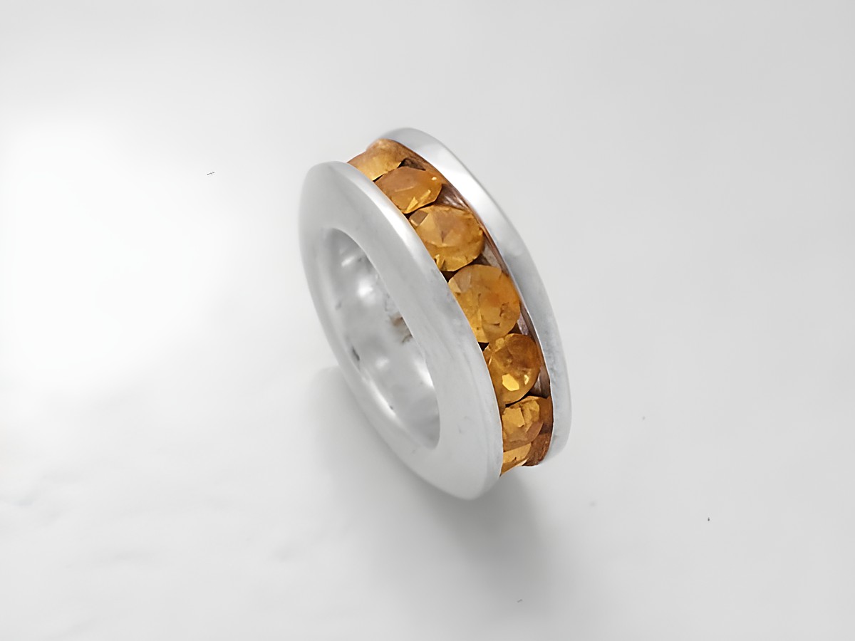 Memorie Taufring 925 Silber mit champagnerfarbenem Glücksanhänger aus Juwelier Harnisch, elegantes Design, mit funkelnden Steinen, ideal als persönliches Geschenk zur Erinnerung.