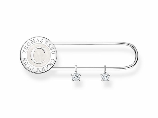Silberne Brosche aus Edelstahl von Thomas Sabo mit einer runden Plakette und einem C sowie zwei funkelnden Zierelementen. Ideal für individuelle Charms und modische Akzente.