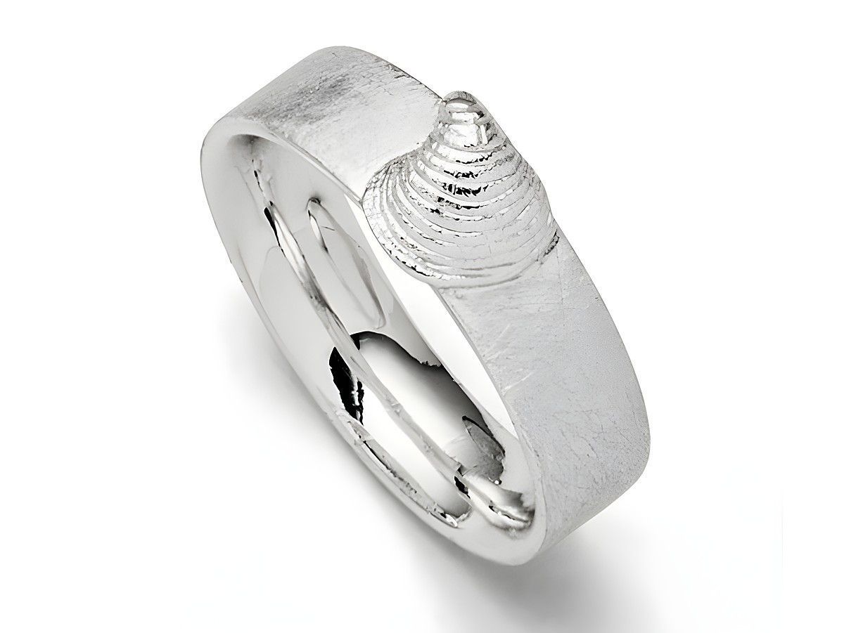 Sterling Silber Ring mit Muschelmuster, Größe 58, von DUR. Der Ring hat eine matte Oberfläche und eine dekorative Muschelstruktur auf der Vorderseite.
