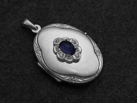 Iolite blau Medaillon Cabochon aus Sterling Silber mit Zirkonia von Juwelier Harnisch, kunstvoll verziert und elegant gestaltet, perfekt als Schmuckstück für besondere Anlässe.