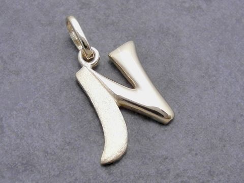 Buchstabenanhänger N teilmattiert aus Gold 333, Hersteller Juwelier Harnisch, elegant und modern gestaltet, perfektes Schmuckstück für persönliche Akzente.