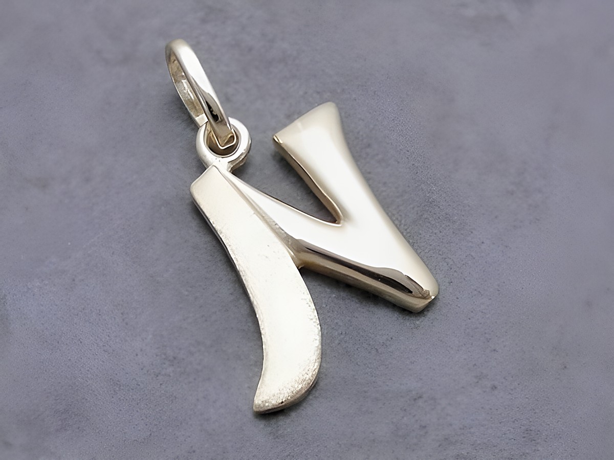 Buchstabenanhänger N teilmattiert aus Gold 333, Hersteller Juwelier Harnisch, elegant und modern gestaltet, perfektes Schmuckstück für persönliche Akzente.