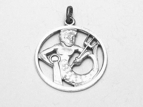 Silber Anhänger rund Sternzeichen Wassermann, Hersteller Juwelier Harnisch, mit kunstvollem Design eines Wassermanns. Ideal als Schmuckstück für Wassermann-Geborene.