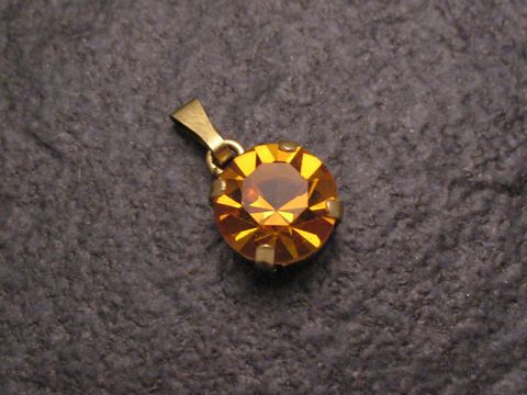 Gelber Strass Anhänger im sexy City Look, rund, mit goldfarbener Fassung, Hersteller Juwelier Harnisch, glänzender Stein, ideal für modische Akzente und weitere Strass Anhänger in verschiedenen Formen.