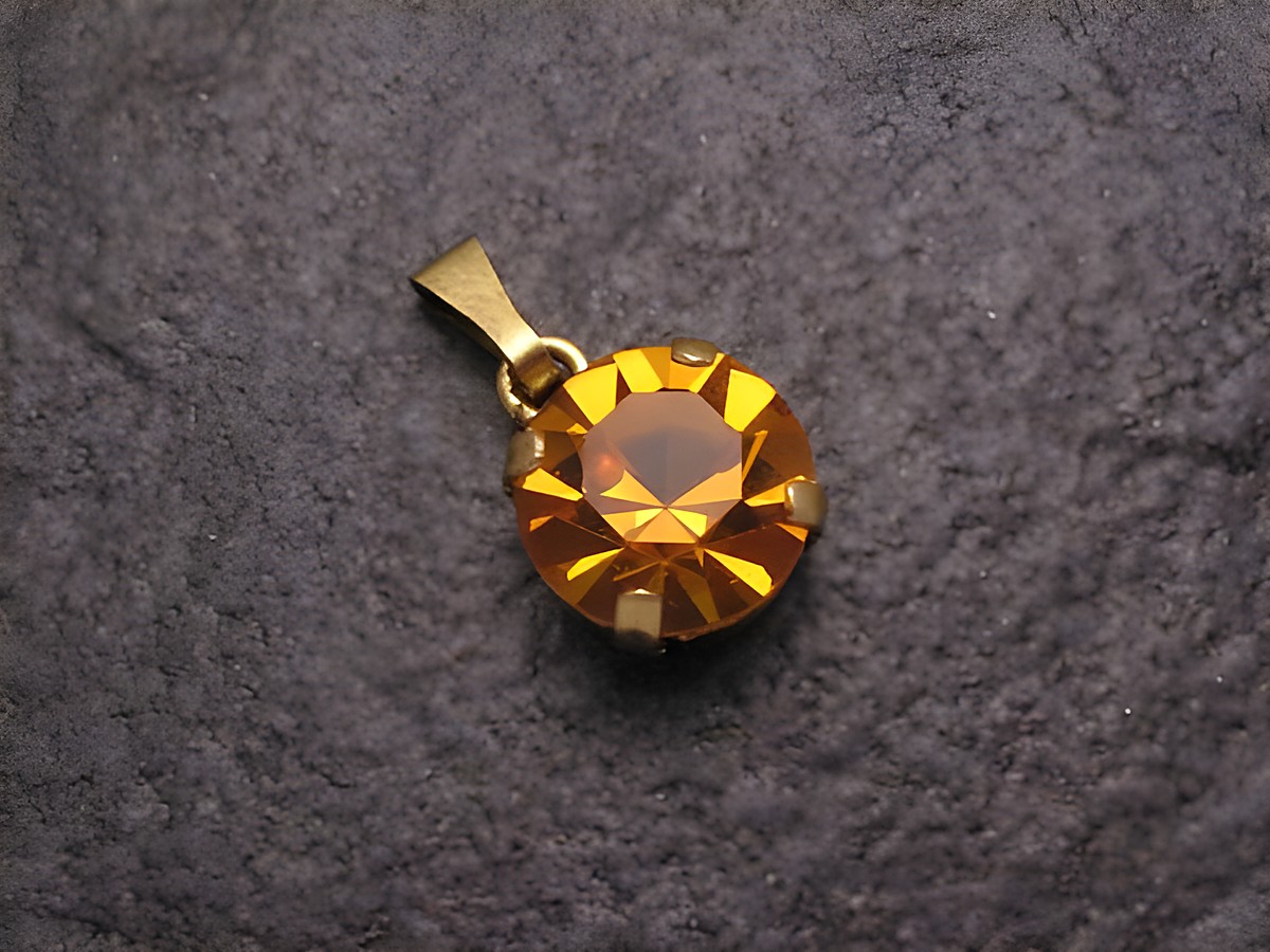 Gelber Strass Anhänger im sexy City Look, rund, mit goldfarbener Fassung, Hersteller Juwelier Harnisch, glänzender Stein, ideal für modische Akzente und weitere Strass Anhänger in verschiedenen Formen.