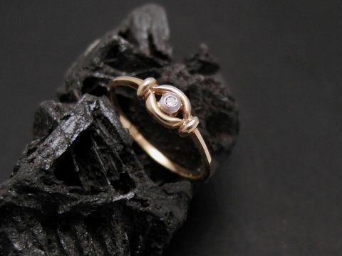 Gold Ring lieblich Gold 333 Diamant Gr. 55 Hersteller Juwelier Harnisch bis Gr. 56 18. Der elegante Ring mit Diamant ist auf schwarzem Hintergrund präsentiert.