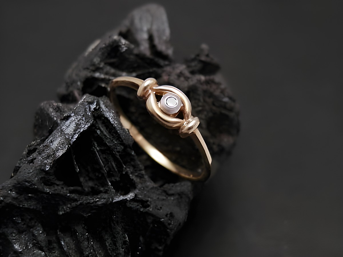 Gold Ring lieblich Gold 333 Diamant Gr. 55 Hersteller Juwelier Harnisch bis Gr. 56 18. Der elegante Ring mit Diamant ist auf schwarzem Hintergrund präsentiert.