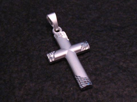 Anhänger Kreuz aus Sterling Silber von Juwelier Harnisch, mit einem eleganten Muster, das dem Stück einen göttlichen Charakter verleiht.
