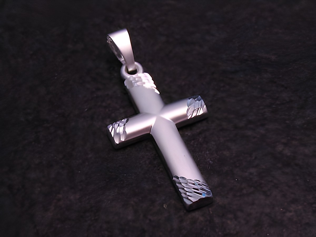 Anhänger Kreuz aus Sterling Silber von Juwelier Harnisch, mit einem eleganten Muster, das dem Stück einen göttlichen Charakter verleiht.