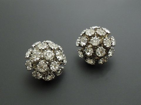 Strass Ohrclip pompös in Weiß, funkelndes Strass Schmuckdesign, Hersteller Juwelier Harnisch, elegante Strass Ohrclips für besondere Anlässe.