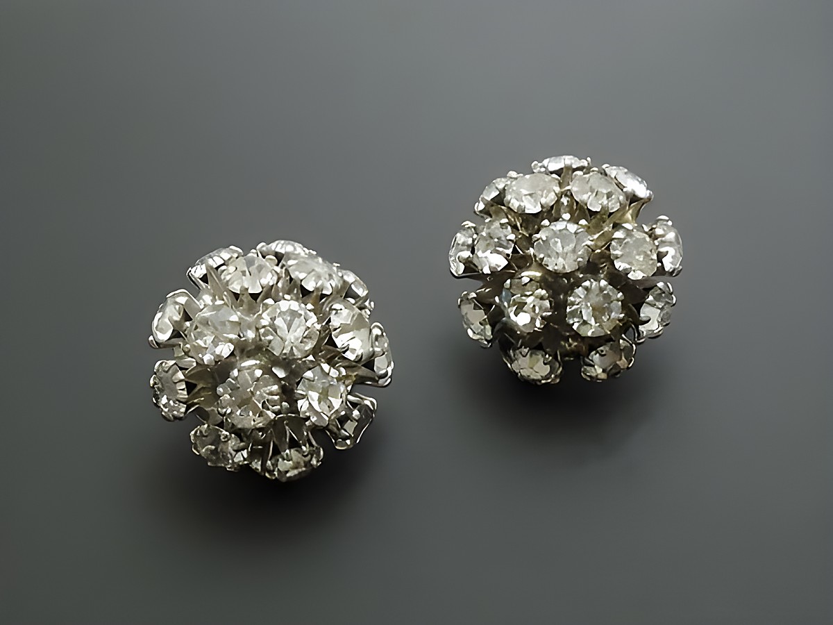 Strass Ohrclip pompös in Weiß, funkelndes Strass Schmuckdesign, Hersteller Juwelier Harnisch, elegante Strass Ohrclips für besondere Anlässe.