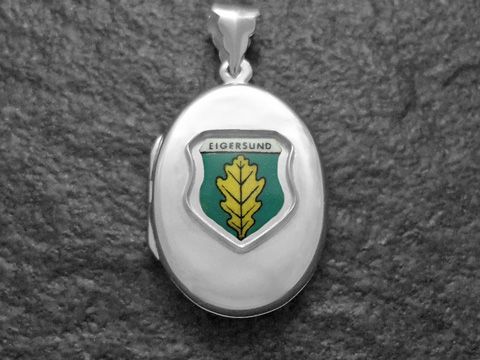 Silbernes Medaillon mit dem Stadtwappen von Eigersund, Norwegen, zeigt eine grüne Eiche auf hellgrünem Hintergrund, hergestellt von Juwelier Harnisch, ideal für sammlerfreudige Nutzer.