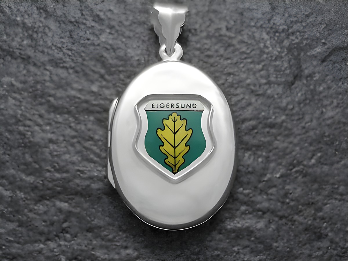 Silbernes Medaillon mit dem Stadtwappen von Eigersund, Norwegen, zeigt eine grüne Eiche auf hellgrünem Hintergrund, hergestellt von Juwelier Harnisch, ideal für sammlerfreudige Nutzer.