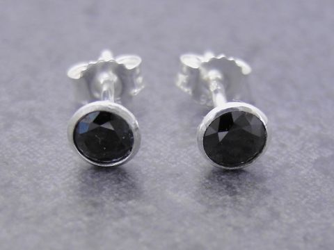 Ohrringe Kreis aus Sterling Silber mit funkelndem schwarzen Zirkonia von Juwelier Harnisch, ideal für stilvolle Akzente im Alltag oder zu besonderen Anlässen.