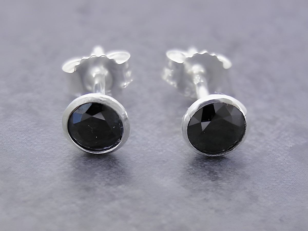 Ohrringe Kreis aus Sterling Silber mit funkelndem schwarzen Zirkonia von Juwelier Harnisch, ideal für stilvolle Akzente im Alltag oder zu besonderen Anlässen.