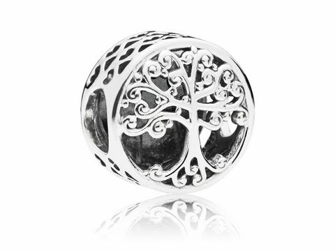 Silberner Charm mit filigranem Baumdesign, vom Hersteller Pandora, Modell 797590, aus hochwertigem Silber, ideal für den persönlichen Schmuck-Stammbaum.
