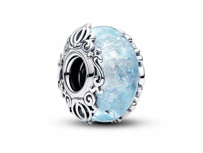 Ein handgefertigter Murano-Glas-Charm in Blau, umgeben von filigranem Sterling Silber, inspiriert von Disney Cinderella, ideal für individuelles Schmuckdesign.