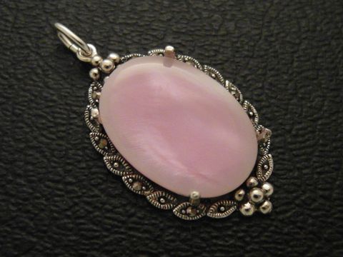 Cabochon - Perlmutt - rosa - Silber Medaillon Anhänger von Juwelier Harnisch mit elegantem Design und feinen Details, ideal als Schmuckstück für besondere Anlässe.
