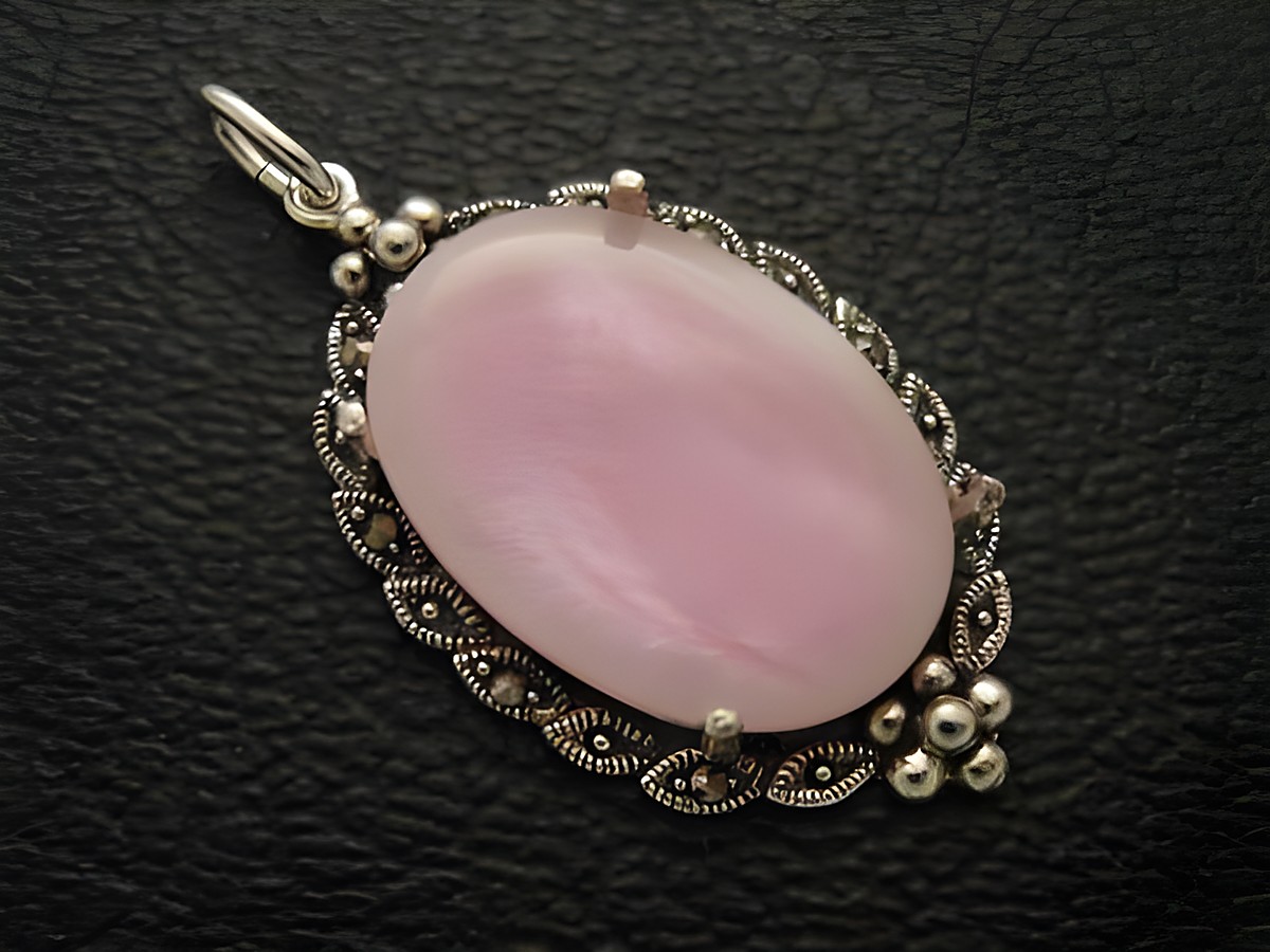Cabochon - Perlmutt - rosa - Silber Medaillon Anhänger von Juwelier Harnisch mit elegantem Design und feinen Details, ideal als Schmuckstück für besondere Anlässe.