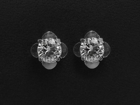 Silber Ohrringe in quadratischer und runder Form, 6,3 x 6,3 mm, gefertigt von Juwelier Harnisch, funkeln elegant mit klaren Steinen und sind ideal für besondere Anlässe.
