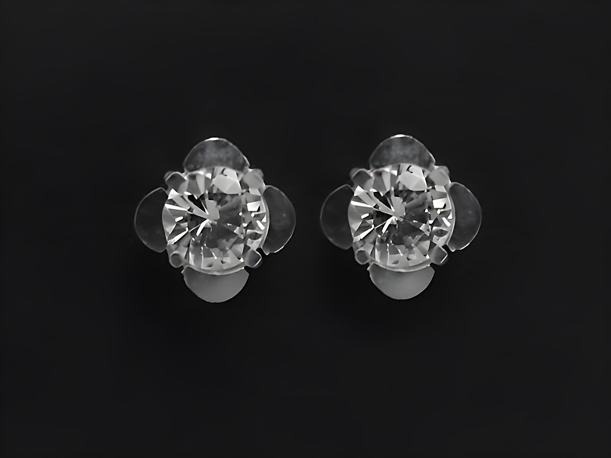 Silber Ohrringe in quadratischer und runder Form, 6,3 x 6,3 mm, gefertigt von Juwelier Harnisch, funkeln elegant mit klaren Steinen und sind ideal für besondere Anlässe.