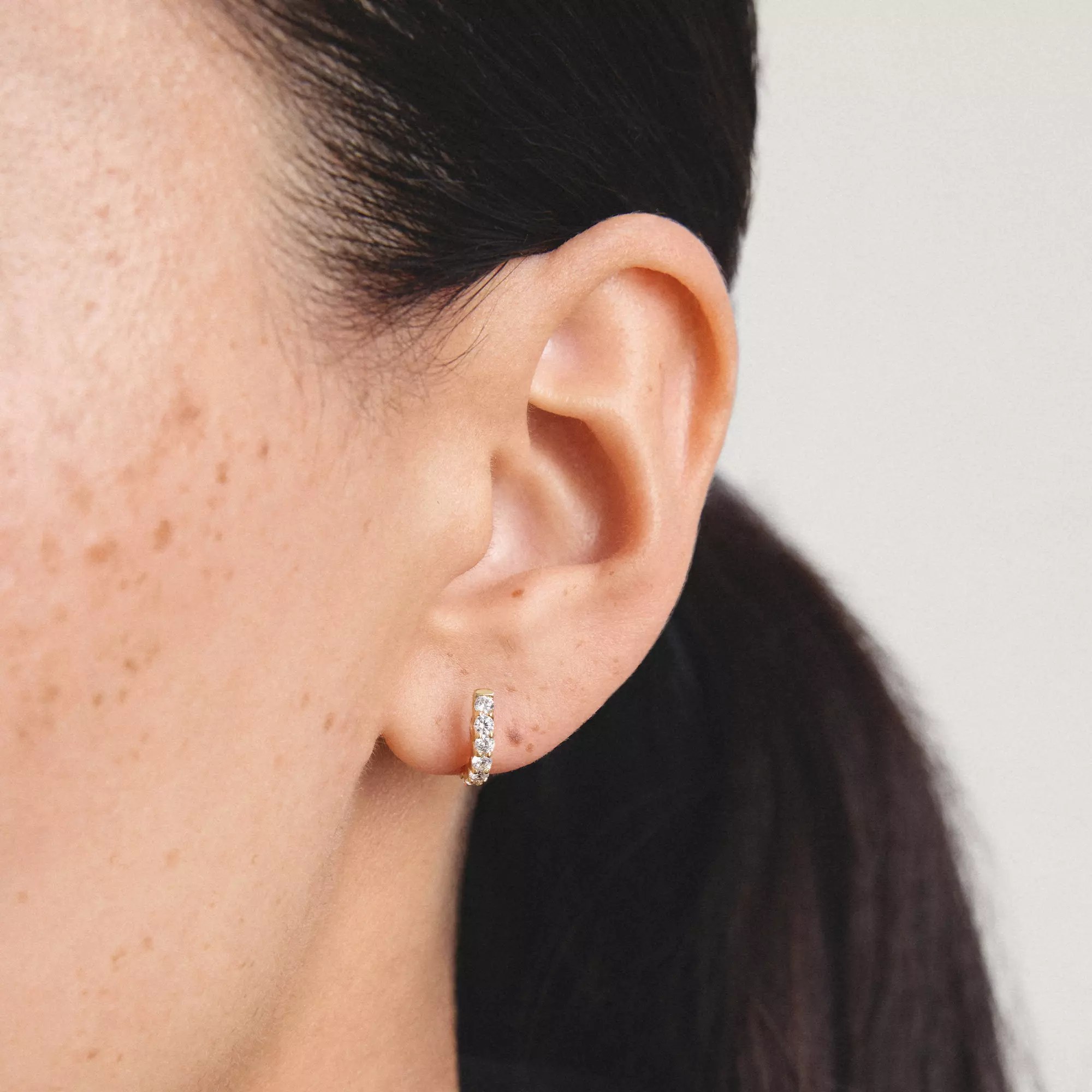 Thomas Sabo Ohrstecker mit weißem Zirkonia – vergoldet – 2,2 mm breit – Ansicht 5