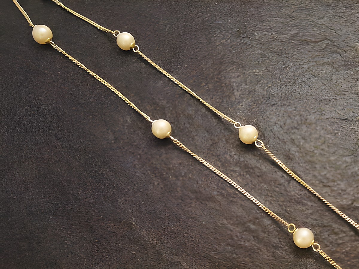 Perlenkette 45 cm mit Panzerdesign, ausgestattet mit sieben Zuchtperlen aus Gold 585, hergestellt von Juwelier Harnisch, elegantes Collier mit Zuchtperlen.
