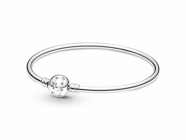 Sterling Silber Armreif von Pandora mit Zirkonia, verziert mit einem charmförmigen Element, das Sterne darstellt, elegantes Design, Länge 21 cm.
