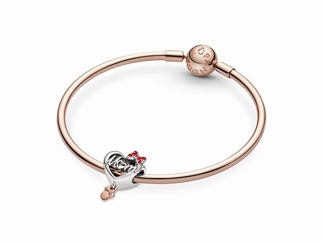 Armband aus Roségold mit einem Herzanhänger, der das Wort "Mum" zeigt, verziert mit der Disney Figur Minnie Maus in Silber und roten Emaille-Details.