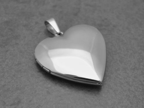Medaillon aus Edelstahl in Herzform, elegant poliert, Hersteller Juwelier Harnisch, ideal für persönliche Erinnerungen und schönes Schmuckdesign.