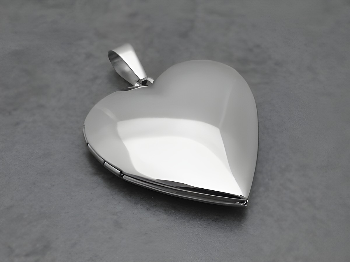 Medaillon aus Edelstahl in Herzform, elegant poliert, Hersteller Juwelier Harnisch, ideal für persönliche Erinnerungen und schönes Schmuckdesign.