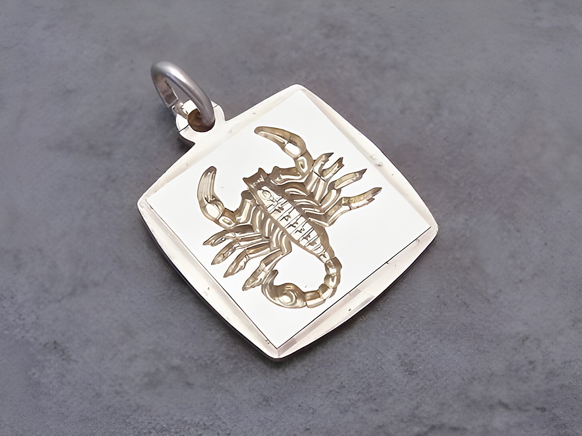 Silber vergoldet Anhänger mit eckiger Form und bicolor Design, graviert mit dem Sternzeichen Skorpion, hergestellt von Juwelier Harnisch. Ideal als persönlicher Schmuck.
