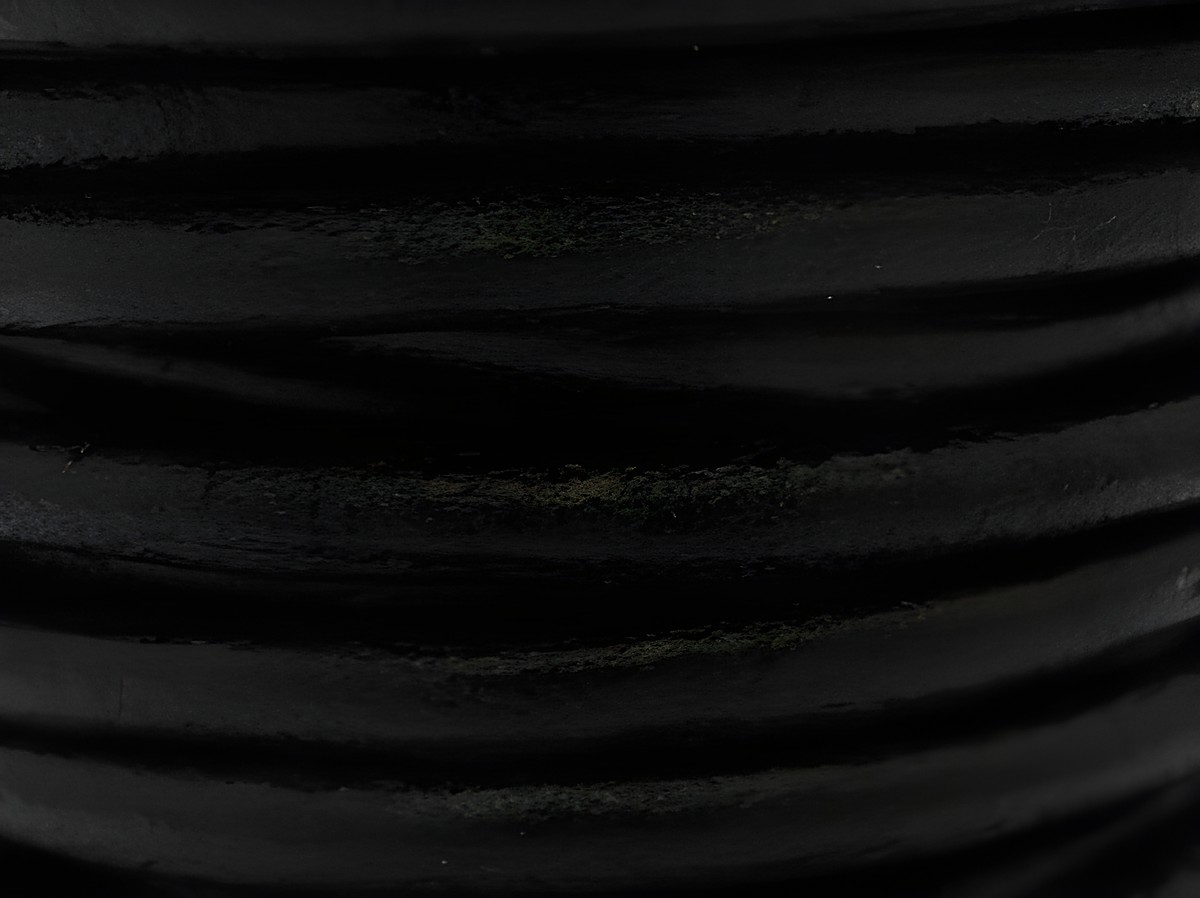 Lederband Schwarz 18 cm 3 mm mit Edelstahl Bajonett von Juwelier Harnisch, zeigt eine matte und strukturierte Oberfläche des Lederbands in tiefschwarzer Farbe.