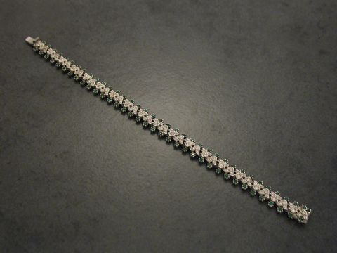 Dunkelgrünes Strass Armband von Juwelier Harnisch, 17 cm lang, silberfarbene Elemente, bezauberndes Design, ideal für besondere Anlässe und stilvolle Outfits.