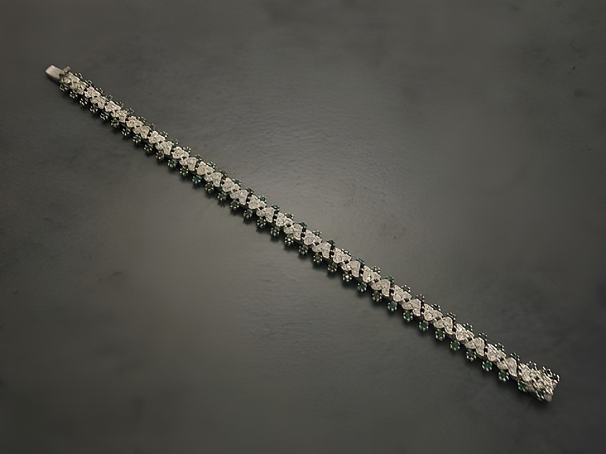 Dunkelgrünes Strass Armband von Juwelier Harnisch, 17 cm lang, silberfarbene Elemente, bezauberndes Design, ideal für besondere Anlässe und stilvolle Outfits. – Ansicht 2