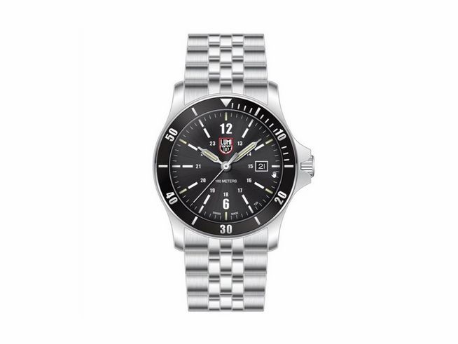 Die Luminox Uhr XS.0911 SEA Sport Timer hat ein schwarzes Ziffernblatt mit leuchtenden Indizes, eine robuste Edelstahlarmband und eine Wasserdichtigkeit bis 100 Meter.