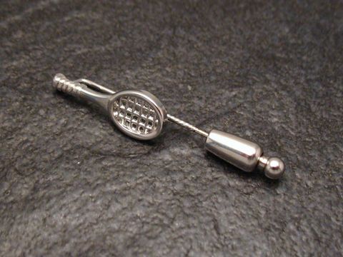 Silber Krawattennadel in Form eines Tennisschlägers, ideal für Tennis Fans, Hersteller Juwelier Harnisch, passend für formelle Anlässe oder sportliche Veranstaltungen.