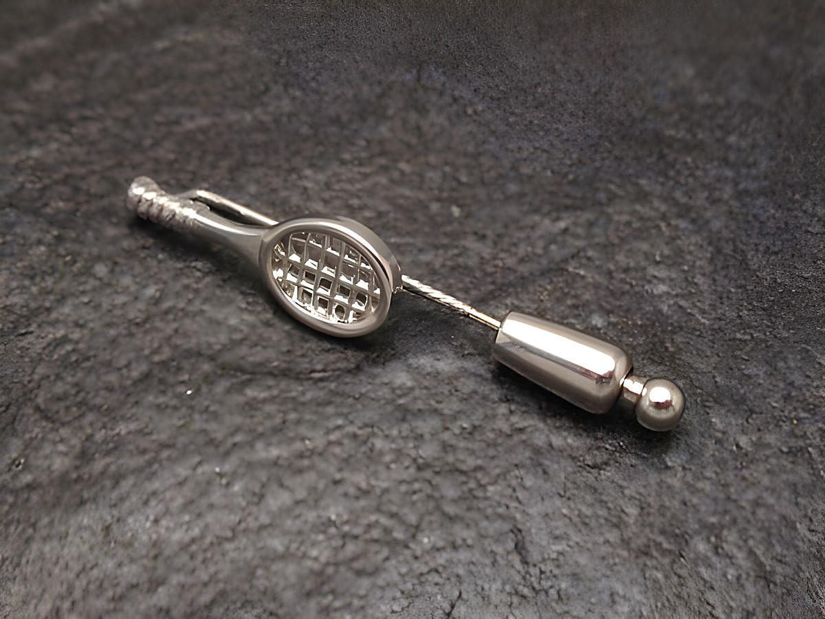 Silber Krawattennadel in Form eines Tennisschlägers, ideal für Tennis Fans, Hersteller Juwelier Harnisch, passend für formelle Anlässe oder sportliche Veranstaltungen.
