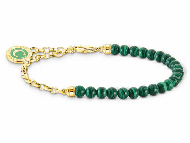 Ein elegantes Armband aus malachitgrünen Perlen mit vergoldeten Elementen und einer verstellbaren Länge von 10 bis 13 cm, ideal für stilvolle Akzente.