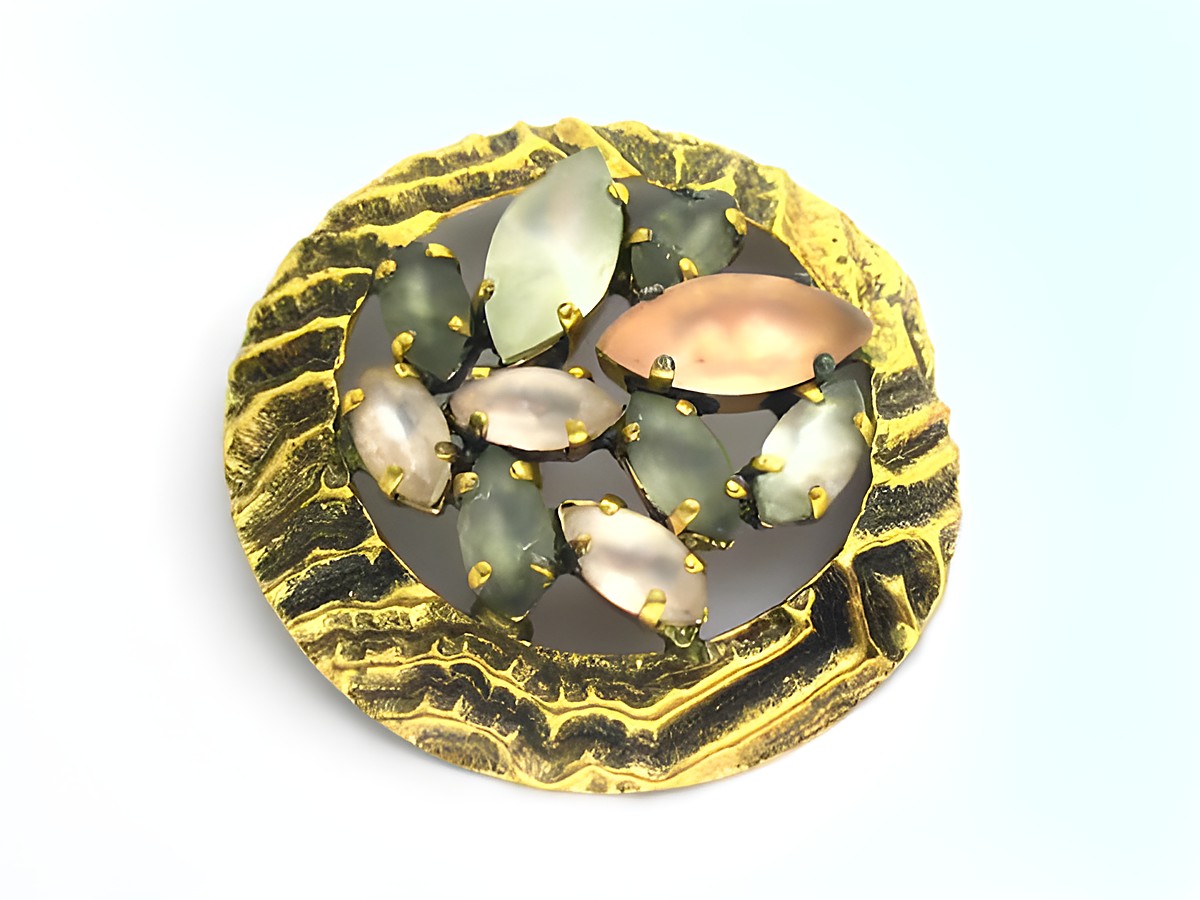Runde Strass Brosche mit bunten gefassten Strass Stein, Hersteller Juwelier Harnisch, in weiteren Farben erhältlich, kunstvoll gestalteter Hintergrund mit goldfarbener Umrandung.