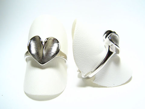 Silber Ring rhodiniert in Herzform, verstellbar, Hersteller Juwelier Harnisch, ohne Stein, stilvolles Design, glänzende Oberfläche, ideal als Geschenk oder für den täglichen Gebrauch.