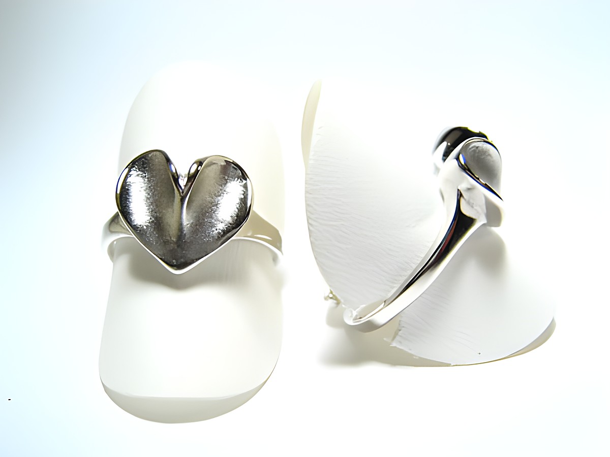 Silber Ring rhodiniert in Herzform, verstellbar, Hersteller Juwelier Harnisch, ohne Stein, stilvolles Design, glänzende Oberfläche, ideal als Geschenk oder für den täglichen Gebrauch.