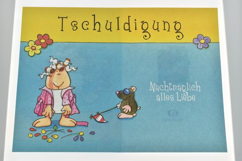 Eine lustige Geburtstagskarte zeigt ein Schaf mit bunten Blumen und dem Text "Tschuldigung" sowie "Nachträglich alles Liebe" auf einem hellblauen Hintergrund.