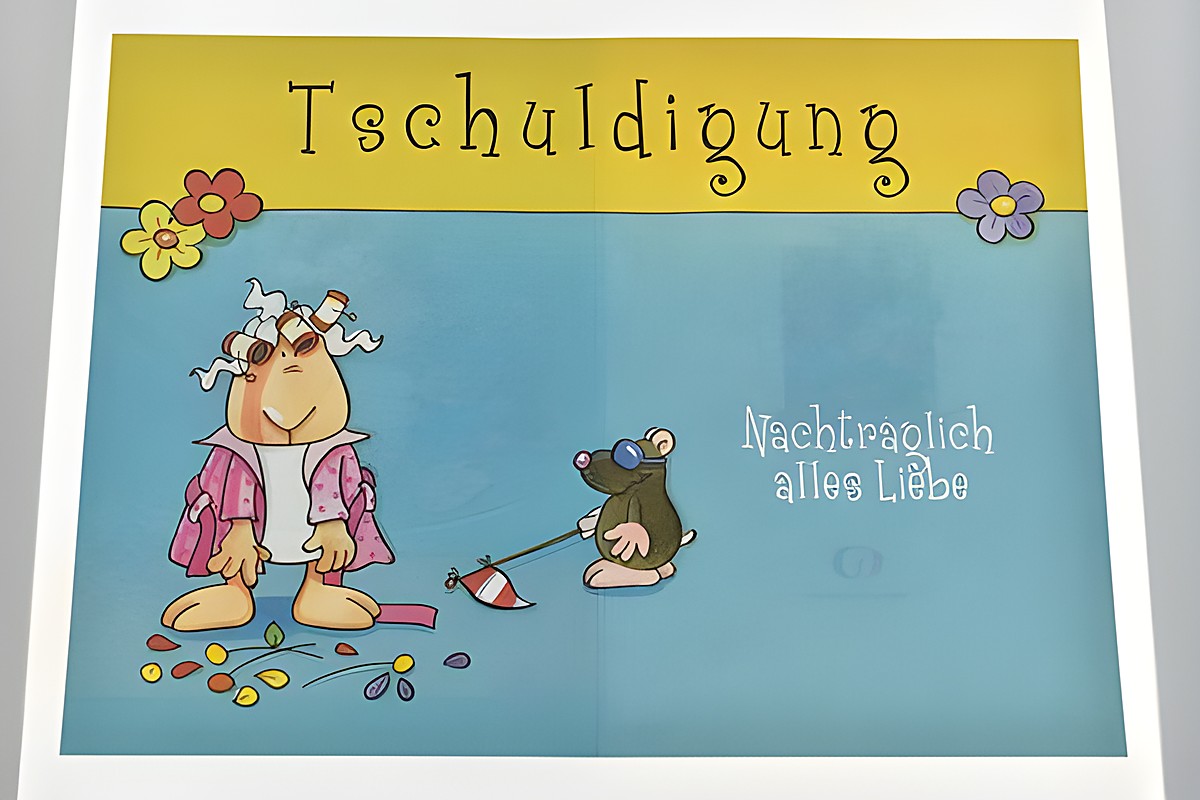 Eine lustige Geburtstagskarte zeigt ein Schaf mit bunten Blumen und dem Text "Tschuldigung" sowie "Nachträglich alles Liebe" auf einem hellblauen Hintergrund. – Ansicht 2