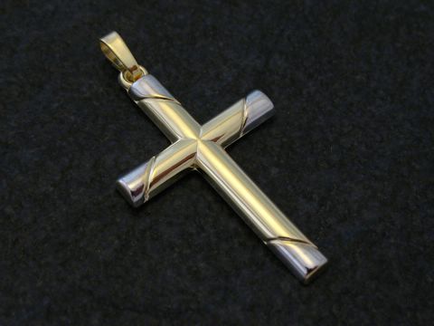 Modernes Goldkreuz aus bicolor Gold 333, hergestellt von Juwelier Harnisch, zeigt einen eleganten und zeitlosen Anhänger in glänzender Ausführung auf schwarzem Hintergrund.