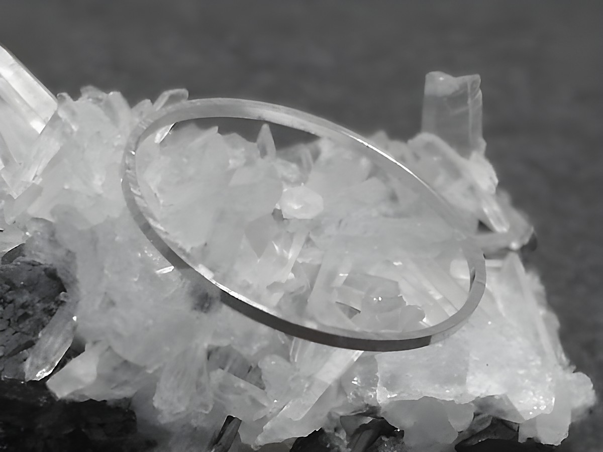 Silber Ring rhodiniert 1mm breit in Größe 56 und 17,7mm auf Kristallen präsentiert, Hersteller Juwelier Harnisch, bis Größe 56 und 17,8mm erhältlich.