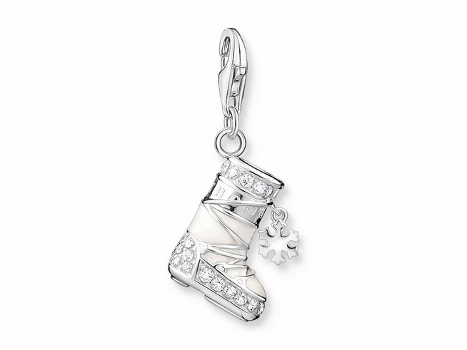 Charm-Anhänger von Thomas Sabo in Form eines Schneeboots aus Sterling Silber mit Kaltemail und Zirkonia, versehen mit einem kleinen Schneeflocken-Anhänger.
