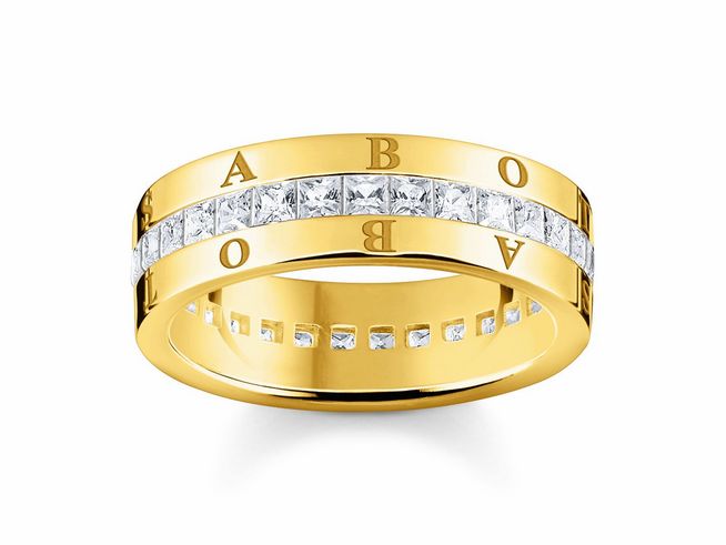Thomas Sabo Ring TR2361-414-14-58 aus vergoldetem Sterling Silber mit weißen Zirkonia in Größe 58, elegantes Design mit eingravierten Buchstaben und funkelnden Steinen.